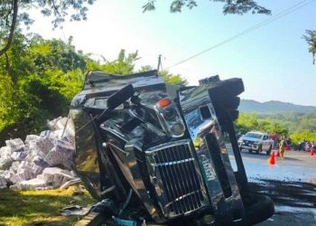 Dos lesionados en vuelco de furgón en San Vicente