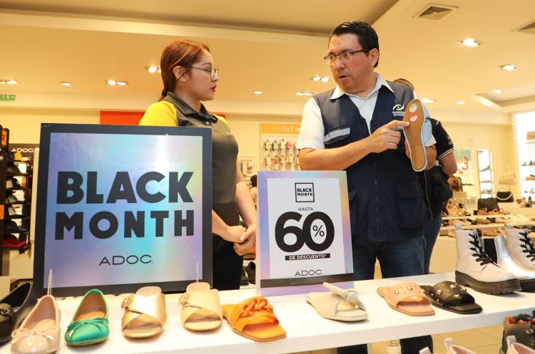 El presidente de la DC, Ricardo Salazar encabezó ayer un proceso de inspección en un centro comercial de Soyapango.