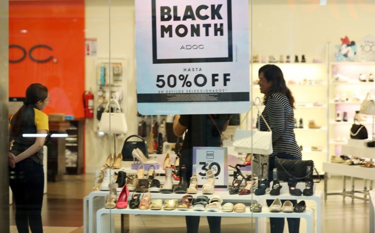 Los comercios ofrecen rebajas a los consumidores durante los dos últimos meses del año.