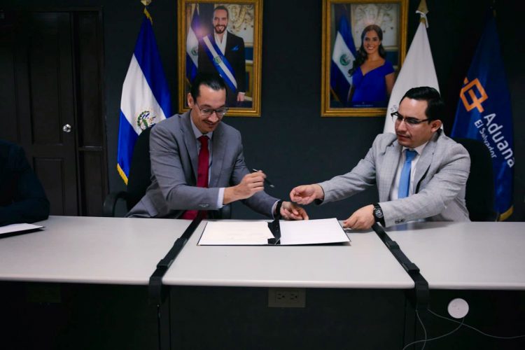 Benjamín Mayorga, de Aduanas y Camilo Trigueros, del CNR, firmaron el acuerdo interinstitucional.