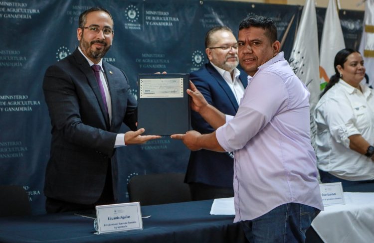 Con esta cuarta y última entrega se concluye el proyecto mediante el cual se benefició 100 pequeños emprendedores.