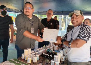 Excombatientes y veteranos participan en feria de emprendedores en San Miguel