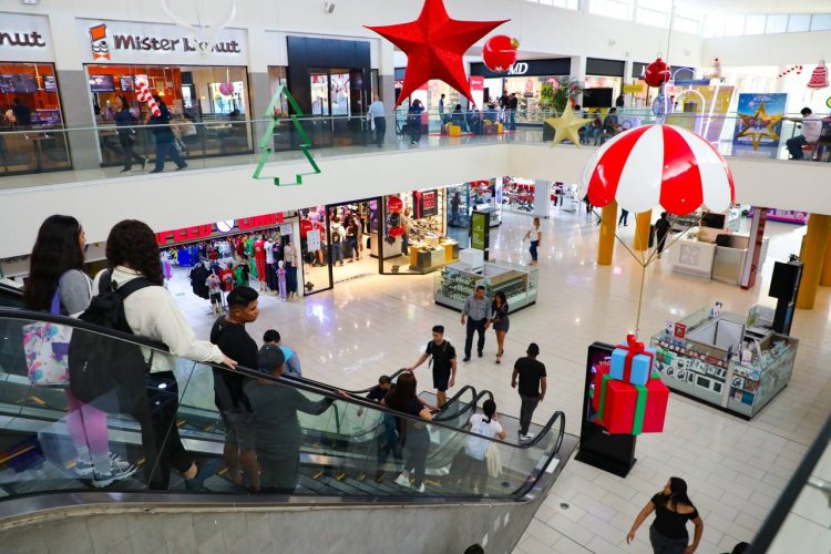 Ricardo Salazar acompañó a inspectores en los comercios durante la temporada de ofertas del Viernes Negro.