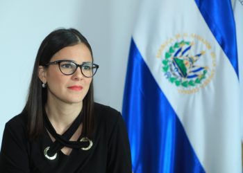 Más de 250 becarios salvadoreños estudian en el extranjero