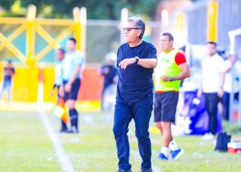 «No quiero hablar mal de nadie, pero la verdad era como que el partido terminaba hasta que metieran el gol»: Raúl Arias, técnico de FAS
