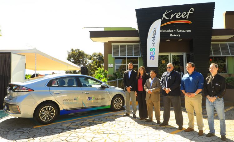 AES El Salvador y Blink Charging pusieron ayer a disposición de los usuarios un nuevo punto de carga en el restaurante Kreef, ubicado sobre calle La Mascota, San Salvador.