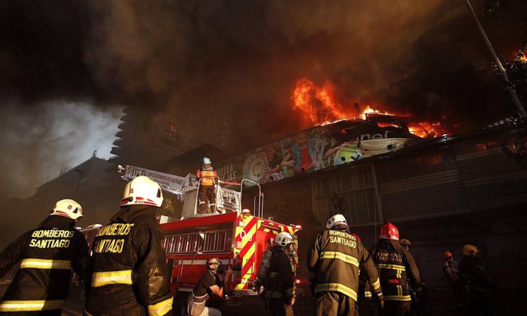 Emergencia. Los bomberos se desplegaron para extinguir el fuego.