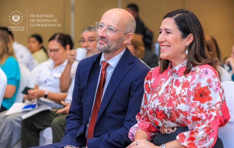 La ministra de Economía, María Luisa Hayem, y el embajador de la Unión Europea, François Roudié, durante el evento sobre exportaciones.
