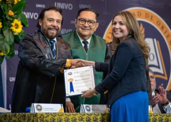 Universidad reconoce a migueleños distinguidos