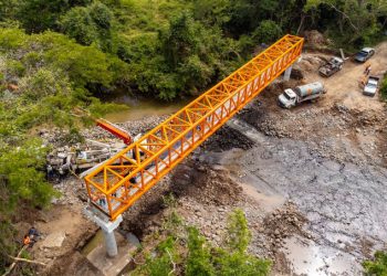 Avanza la construcción de pasarela peatonal sobre el río Taisihuat en San Miguel