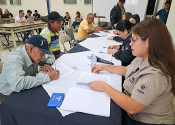 Excombatientes y veteranos reciben apoyo económico en Santa Ana