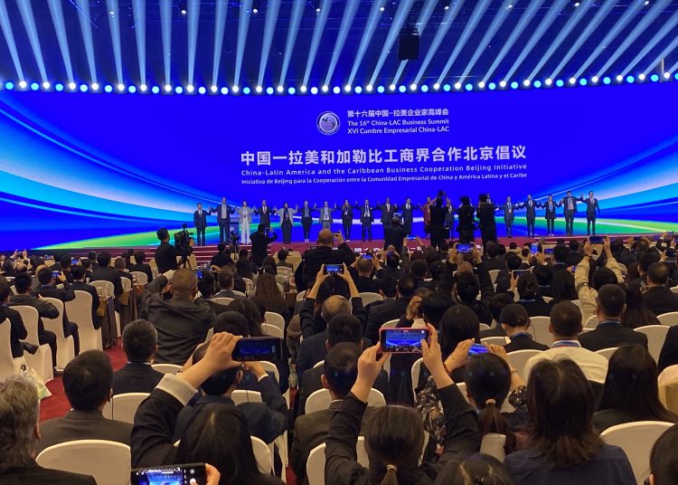 Cientos de participantes acudieron a la inauguración de la XVI Cumbre Empresarial China-LAC,
celebrada en Beijing.