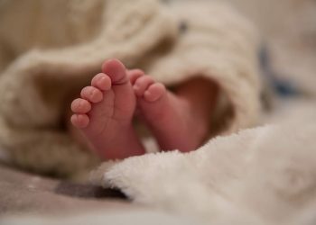 Médicos ingleses interrumpen tratamiento que mantiene en vida a bebé con enfermedad incurable