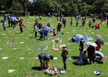 FOTOS: Salvadoreños conmemoran el Día de los Difuntos