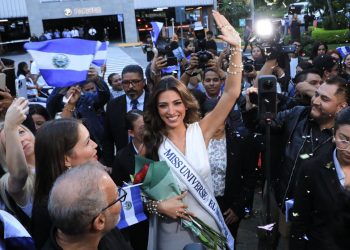 FOTOS | Miss Universo El Salvador es recibida por cientos de salvadoreños en San Salvador