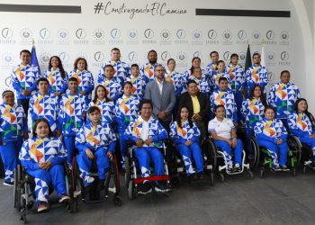 Paratletas nacionales que competirán en Parapanamericanos en Santiago reciben el Pabellón Nacional
