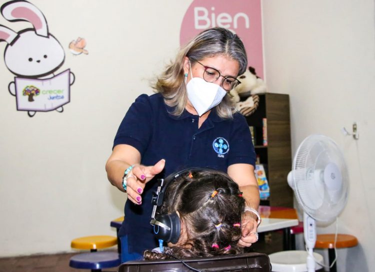 La primera infancia recibe atención preventiva y tratamientos en caso de detectar alguna discapacidad auditiva. Foto: ISRI.