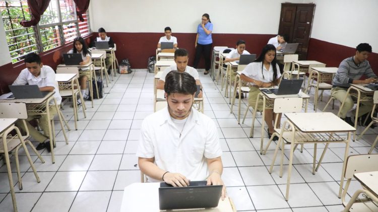 Estudiantes de Instituto Nacional General Manuel José Arce asisten a las aulas para desarrollar la prueba en línea. Foto: David Martínez.
