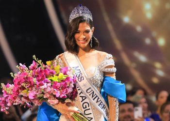 Isabella García-Manzo, Miss El Salvador 2023, felicita a Sheynnis Palacios, ganadora de Miss Universo 2023