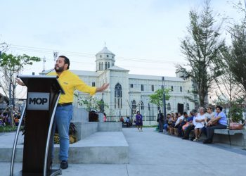 Ministro de Obras Públicas entrega plazas renovadas en Centro Histórico de San Salvador