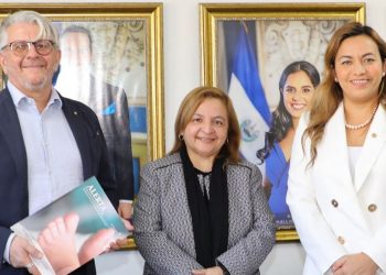 Director del Hospital Karolinska de Suecia visita El Salvador