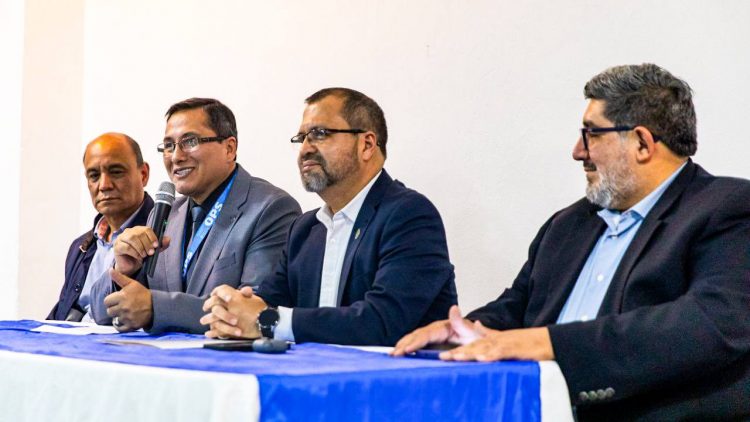 Giovanni Escalante expresó sus felicitaciones durante la clausura del segundo Curso de Cuidados Paliativos. Foto: MInsal.