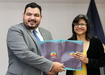 La PGR recibe donativo para las salas de lactancia materna