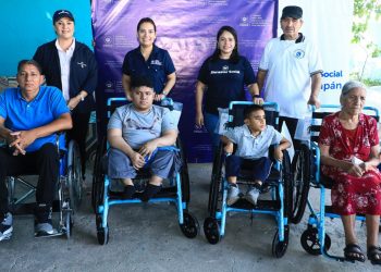 Bienestar Social y el Conaipd entregan 20 sillas de ruedas a personas con discapacidad de San Francisco Menéndez, Ahuachapán