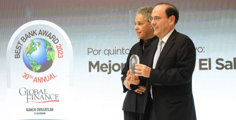 La vicepresidenta para Latinoamérica y El Caribe de Global Finance, Dulce Chicón, junto al director ejecutivo de Banco Cuscatlán, José Eduardo Luna. Foto: Jarvyn Múñoz.