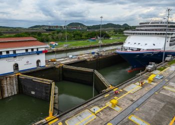 Canal de Panamá tiene menos cruces de buques y carga, pero más ingresos