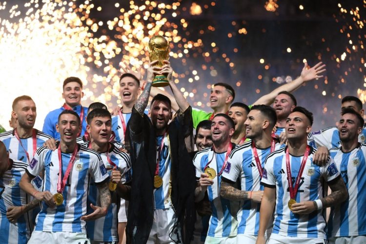 El delantero argentino #10 Lionel Messi levanta el trofeo de la Copa Mundial durante la ceremonia de entrega de trofeos de la Copa Mundial Qatar 2022 después del partido final de fútbol entre Argentina y Francia en el estadio Lusail en Lusail, al norte de Doha, el 18 de diciembre de 2022. (Photo by FRANCK FIFE / AFP)