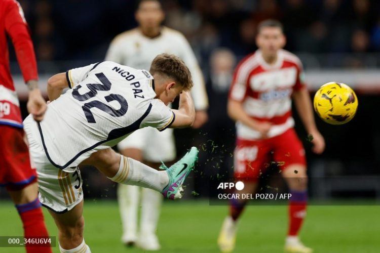 El argentino Nico Paz, del Real Madrid ejecuta un remate al arco del Granada, al que derrotaron por 2-0. Fotos/AFP