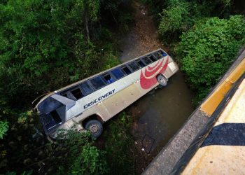 Al menos 13 muertos y unos 30 heridos al volcar autobús en Honduras