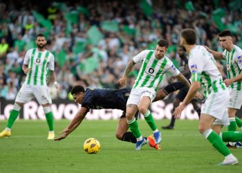 Real Madrid es frenado por el Betis pero se ubica como líder provisional