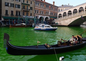 Activistas ambientales tiñen de verde el Gran Canal de Venecia