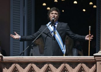 Presidente Milei firma decreto que reduce a la mitad el número de ministerios en Argentina