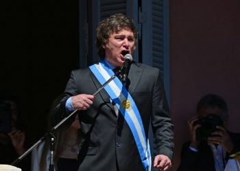 Milei afirma que decreto para desregular economía busca dar «competitividad» a Argentina