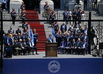 Presidente Milei firma decreto que reduce a la mitad el número de ministerios en Argentina