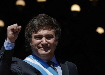 Precio del dólar paralelo en Argentina avanza 7 % ante expectativas por anuncios económicos