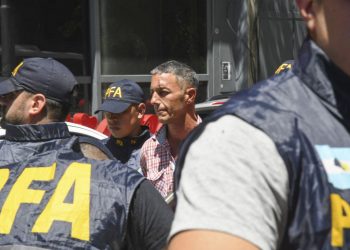 Detienen a hombre que arrojó botella a Milei en asunción presidencial de Argentina