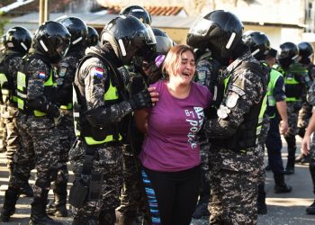 Un policía y siete reclusos fallecen en operativo en cárcel Tacumbú, Paraguay