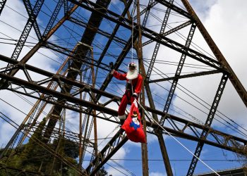 Santa Claus bombero baja puente de 75 m para dar regalos a niños guatemaltecos