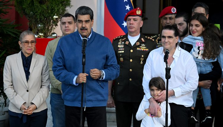 Bienvenida. El presidente de Venezuela, Nicolás Maduro (i), habla junto al empresario colombiano Alex Saab (derecha) a su llegada al Palacio Presidencial de Miraflores en Caracas. Foto AFP.