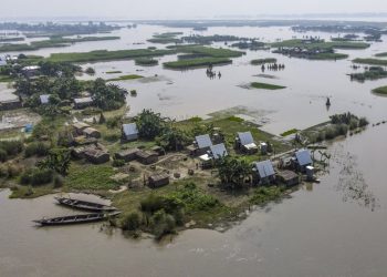 Bangladés construye casas diminutas frente al desafío de las inundaciones