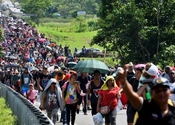 Centenares de migrantes parten en caravana hacia EE. UU. desde el sur de México