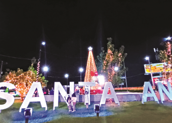 Santa Ana se ilumina para la temporada navideña