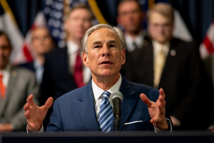 Bloqueo. El gobernador Greg Abbott aseguró que protegerá las zonas fronterizas.  Foto AFP.