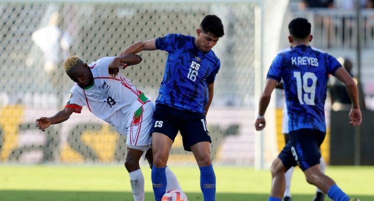 Harold Osorio (16) en un juego ante Martinica. Foto AFP