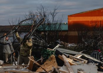 Un bebé de cuatro meses es encontrado vivo tras ser arrastrado por un tornado en Estados Unidos