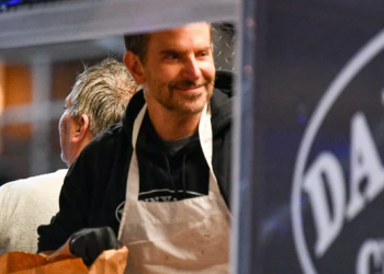 Bradley Cooper reparte sándwiches en «foodtruck» de Nueva York por una noble causa